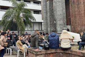 Los vecinos de la plaza San Martín reunidos en la tarde de este sábado. Foto: El Litoral.