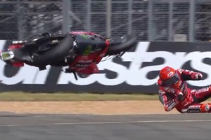 Duro golpe para Márquez en Le Mans: fuerte caída y preocupación por su tobillo