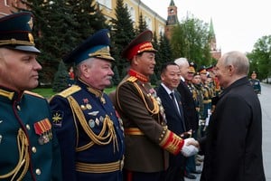 Putin exhibe una parada militar austera marcada por el frente ucraniano.