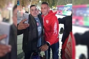 Claudio Corvalán, uno de los integrantes de la delegación de Unión, sacándose una selfie con un hincha cuando el plantel tatengue arribó al hotel NH Cordillera en Mendoza