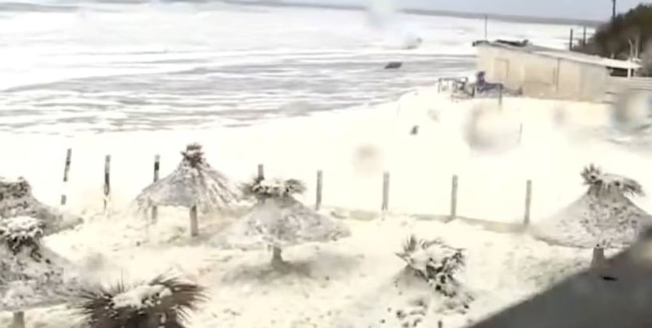 Impactantes imágenes de Quequén: la espuma marina creó un paisaje “nevado” en la costa bonaerense
