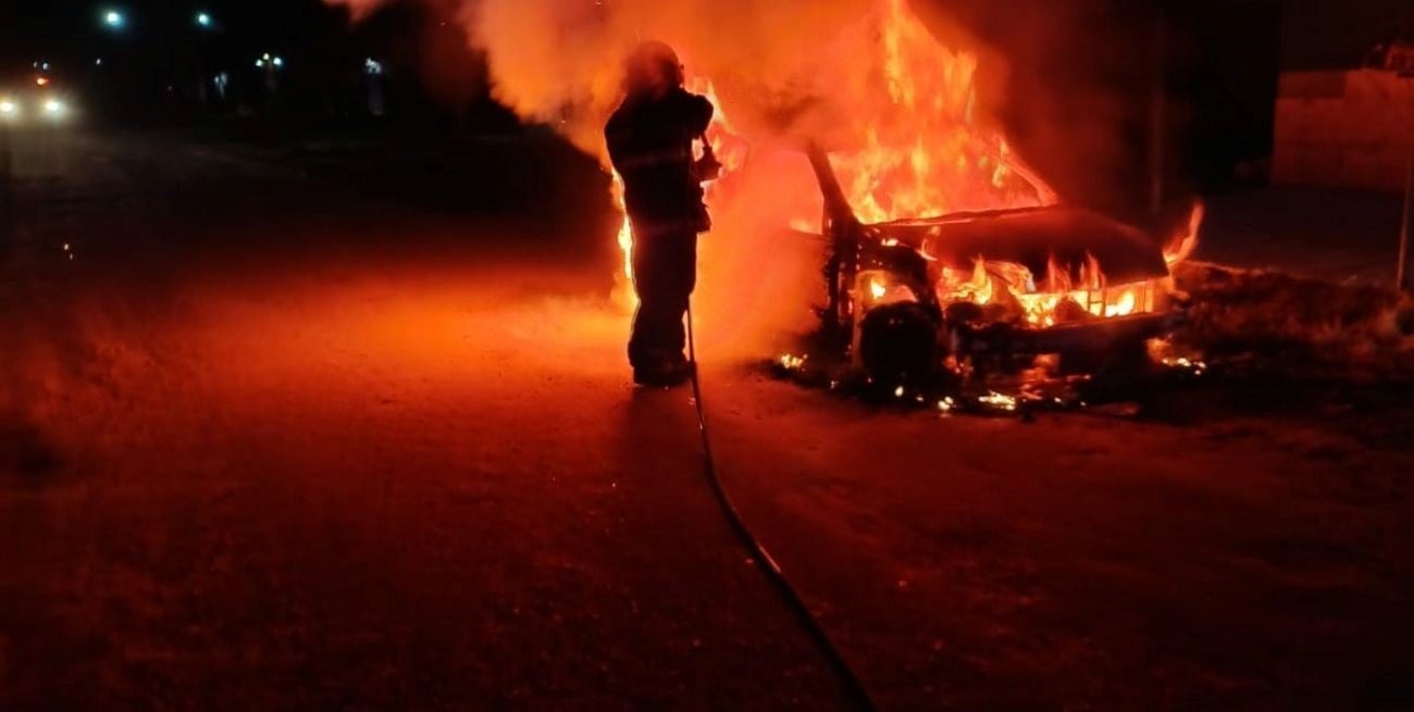 Incendio y destrucción total de un automóvil en Sauce Viejo