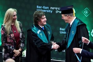 Javier Milei, recibe un doctorado honoris causa de manos del Presidente de la Universidad Bar-Ilan, el Prof. Arie Zaban, en reconocimiento a la larga trayectoria de colaboración  con Israel. Crédito: REUTERS/Florion Goga