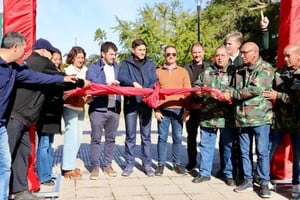 Pullaro, Chiarella y Enrico encabezaron el corte de cintas de la remodelación de la Plaza San Martín en Venado Tuerto.