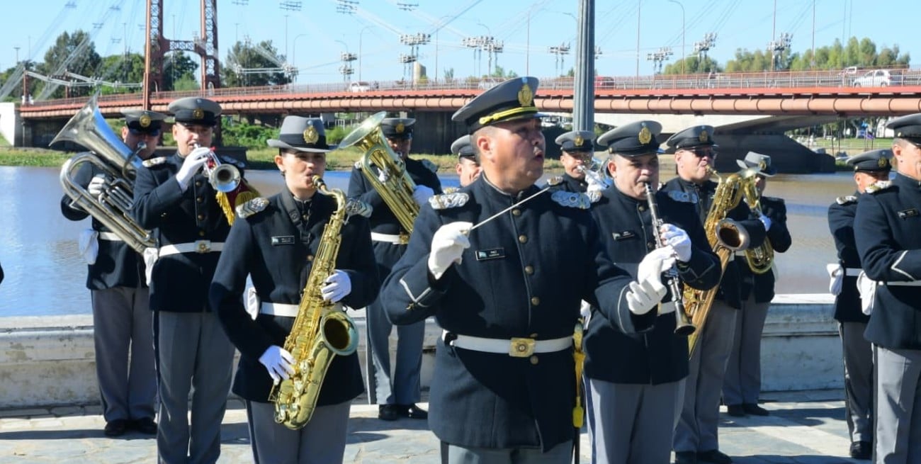 El Día del Himno se celebró en la Costanera de Santa Fe con presencia militar