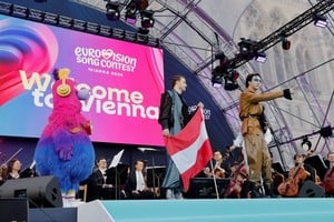 COSMO, representante de Austria, asiste a la "Alfombra Turquesa" del Festival de Eurovisión 2026 en Viena, Austria, el 10 de mayo de 2026. REUTERS/Lisa Leutner