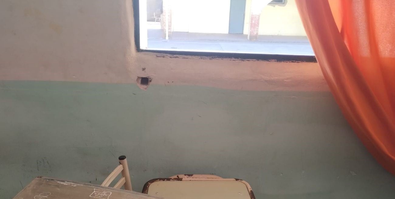 Atraparon a un ladrón cuando salía con el “botín” por la ventana de un aula