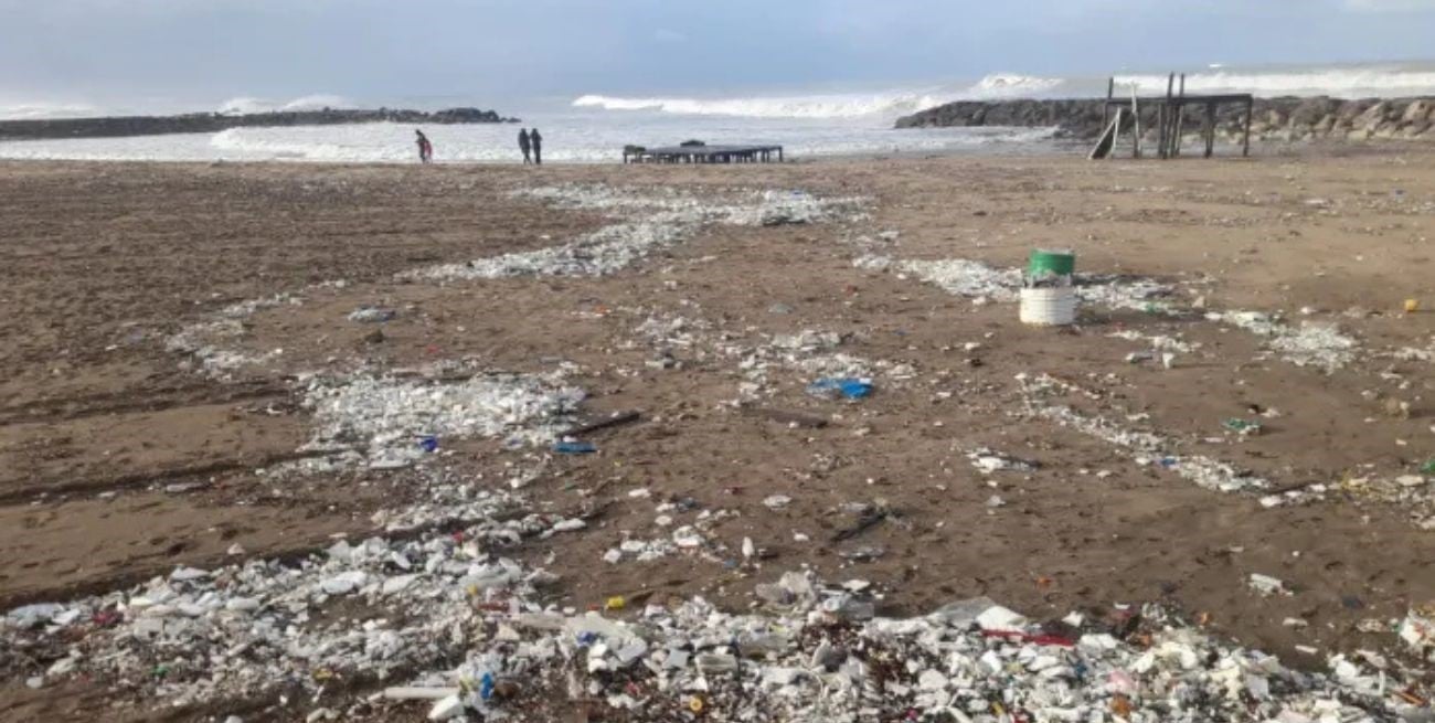 Una postal que duele: las olas gigantes dejaron basura acumulada en las playas de la costa atlántica