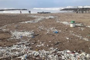 La costa de Mar del Plata quedó marcada por una gran acumulación de basura.