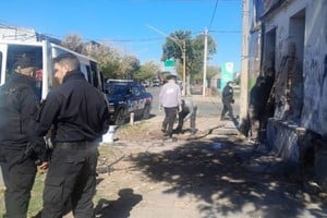 Policía y Municipalidad aseguran el lugar para evitar nuevas intrusiones. Foto: Gentileza