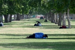 Personas descansan bajo la sombra en Nueva Delhi el 26 de abril de 2026.