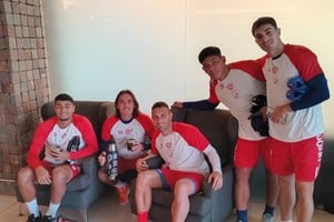 Maizon Rodríguez, Mauro Pittón, Corvalán, Diego Díaz y Fascendini antes de la partida al entrenamiento de este lunes por la tarde en el predio de Instituto.