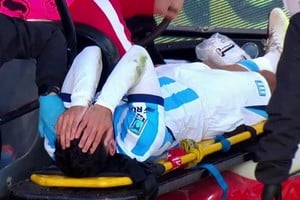 Alan Forneris salió lesionado durante el partido ante Estudiantes.