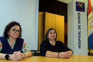 Elena Abraham, jefa de la Dirección Asociada de Enfermería, y la Lic. Silvina Suñer, integrante del Consejo Administrativo del hospital. Foto: Guillermo Di Salvatore
