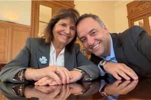 Patricia Bullrich y Manuel Adorni en el eje de la discusión.