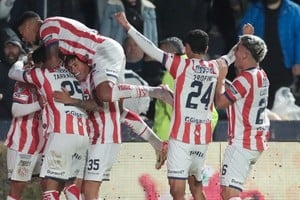 Tarragona, Vargas, Estigarribia, Profini y Ludueña en el festejo con Cuello luego del golazo que abrió la cuenta en el Bautista Gargantini, en la gran noche mendocina de Unión.
