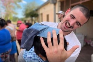 Pura solidaridad. Un voluntario juega con uno de los niños de El Impenetrable. Foto: Archivo