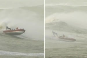 Prefectura salvó a los dos deportistas mientras se registraban intensas ráfagas de viento y olas.