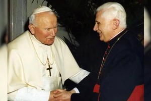 Juan Pablo II junto al futuro pontífice Benedicto XVI. Años más tarde, este último recordaría con auténtica admiración al papa polaco.