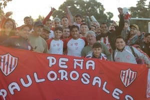 Los integrantes de la peña Paulo Rosales se hicieron presentes en el predio de Instituto en el último entrenamiento del equipo, antes del partido.