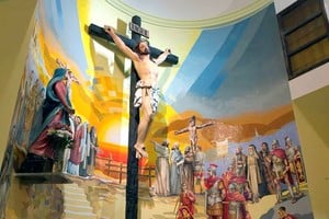 Los murales con escenas bíblicas generan admiración en los visitantes. Foto: Fernando Nicola