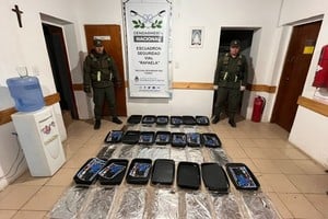 Las placas de pasta base iban ocultas en una caja de fuentes enlozadas. Foto: Prensa GNA