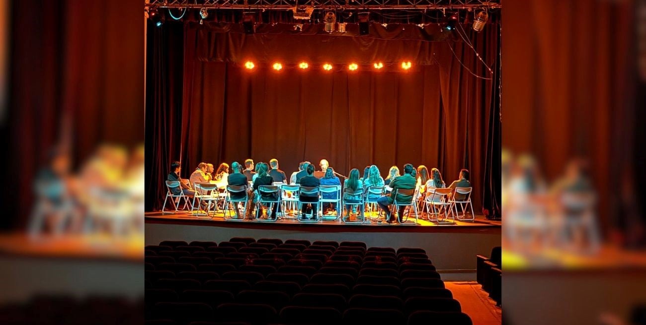 Un artista casildense llega al Teatro Astengo con “pequeña teoría del beso imperfecto” 