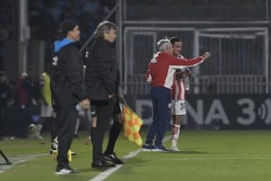 Madelón y sus indicaciones a Mauro Pittón, la noche de la derrota ante Belgrano en barrio Alberdi cordobés. Foto:  Facundo Luque