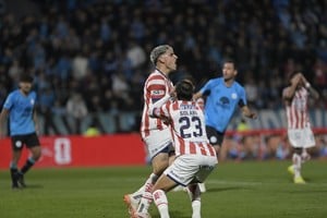 Solari y Ludueña, luego que el defensor estuviera a punto de empatar el partido cuando empalmó un centro desde la izquierda, pero el remate fue a las manos de Cardozo. Foto: Facundo Luque.
