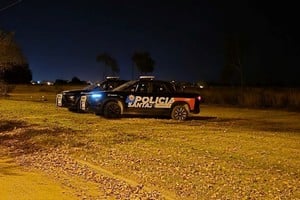 La Policía trabajó durante en la escena del crimen en barrio 2 de Abril de Rafaela. Foto: Belén Casañas