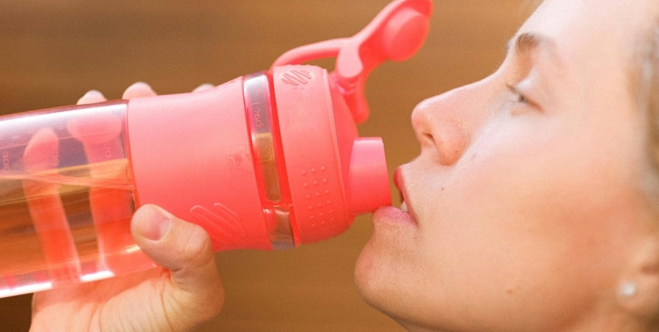 El peligro oculto de las botellas reutilizables: las bacterias que pueden enfermarte