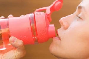 Muchas botellas reutilizables contienen microorganismos potencialmente dañinos