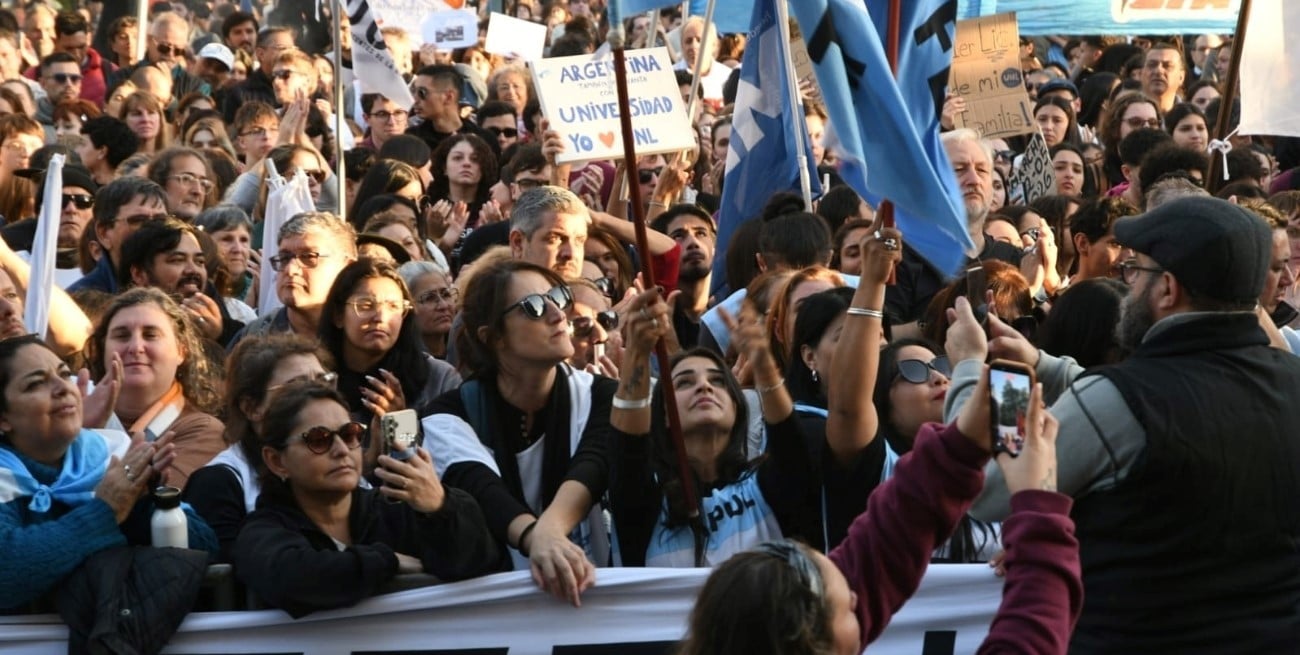 La cuarta marcha universitaria convocó a una multitud en Santa Fe: “203 días sin aplicar la ley”