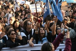 Entre carteles, bombos y bengalas, la comunidad universitaria santafesina volvió a salir a la calle para defender la educación pública. Foto: Manuel Fabatía