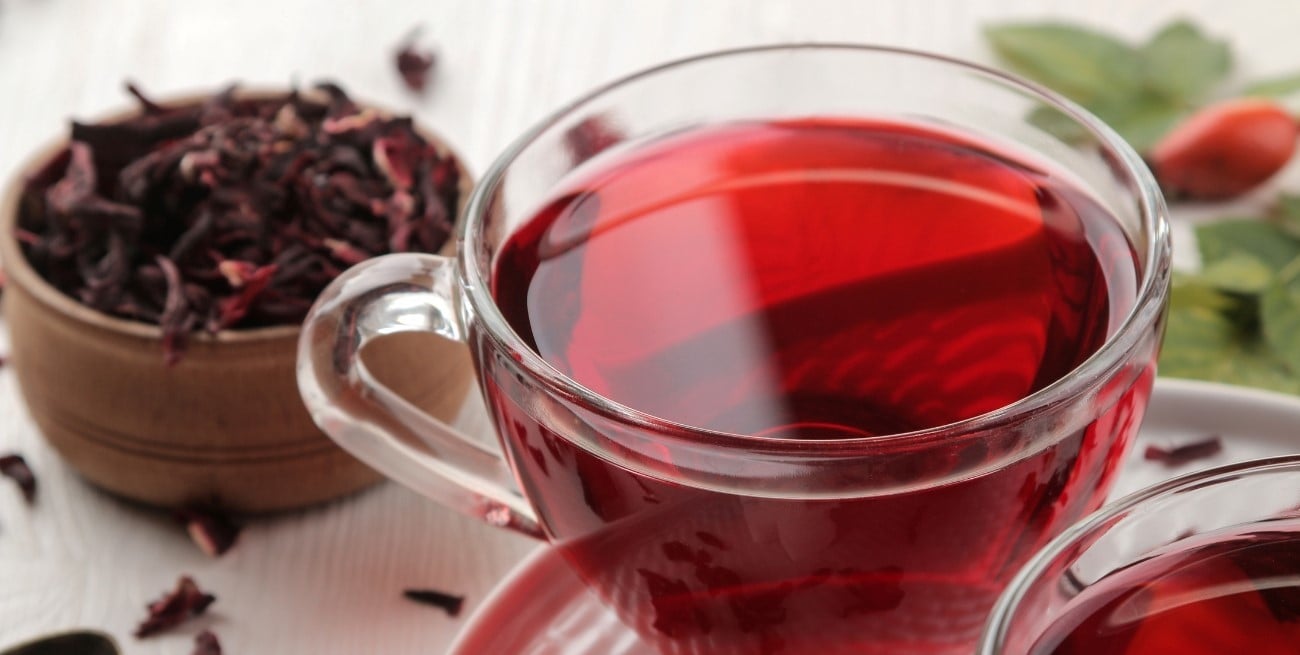 El superalimento rojo: por qué la flor de jamaica es tu mejor defensa contra el frío