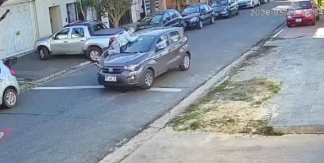 Violento asalto en Ramos Mejía: arrastraron a una mujer para robarle el auto