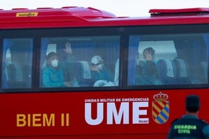 Turistas saludan desde un autobús tras desembarcar del crucero MV Hondius Créditos: REUTERS/Borja Suarez