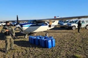 En el interior de la aeronave se encontraron 300 paquetes de cocaína con un peso total de 321 kilos.