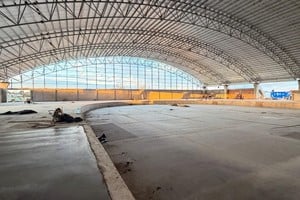 El velódromo de Rafaela inició el montaje de su pista homologada.