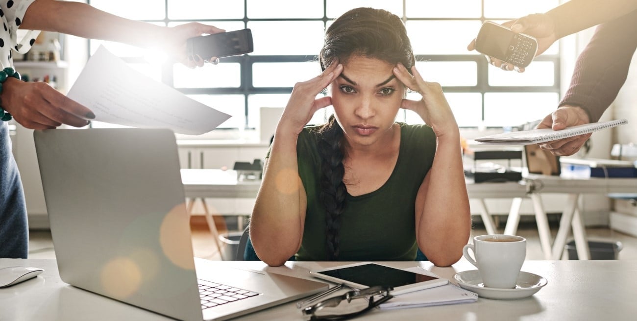 Sobrecarga mental: cómo afecta el exceso de estímulos al cerebro y qué hacer para recuperar el bienestar