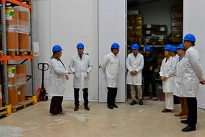 La ministra en recorrida por el Laboratorio Industrial Farmacéutico (LIF).