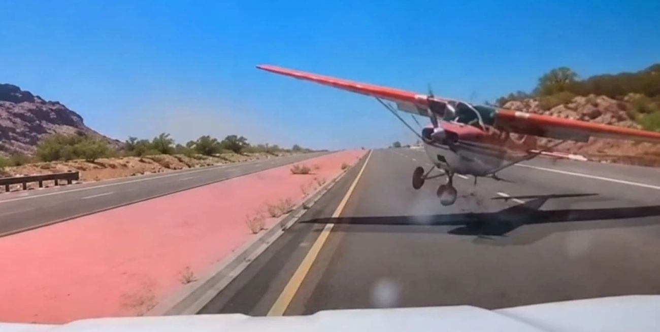 Video: el impactante momento en que una avioneta aterrizó de emergencia sobre una autopista de Arizona