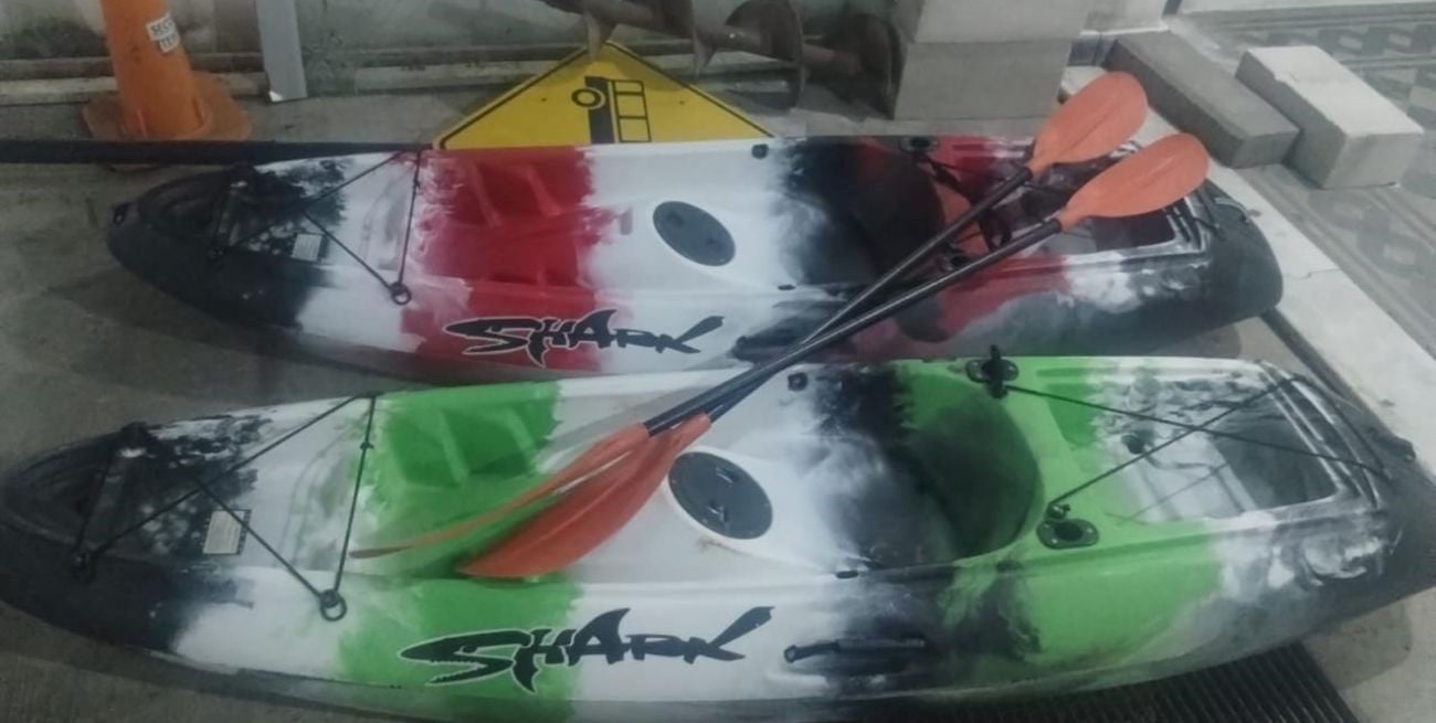 En barrio Siete Jefes: dos kayaks abandonados en la calle y  sospechas de un robo 