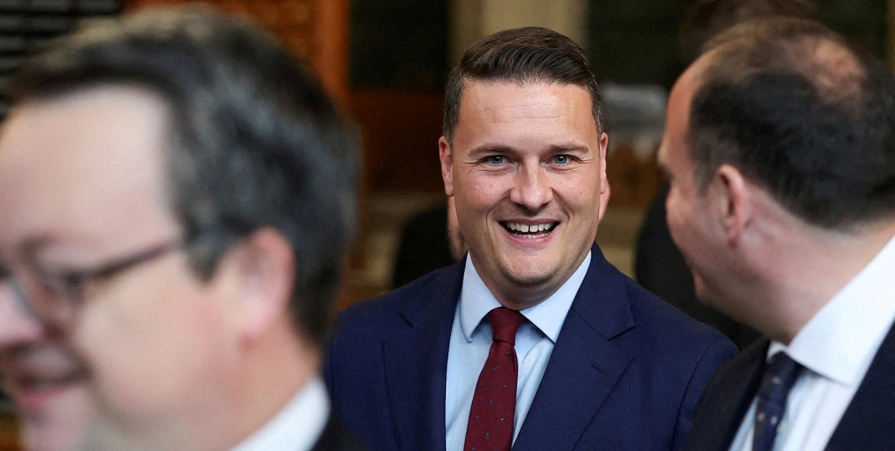 Renunció el secretario de Salud británico y el liderazgo de Starmer pende de un hilo