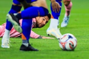 Curiosa foto de Messi en una noche a puro gol. Reuters.