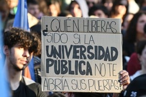 Martes 12 de mayo de 2026 en Santa Fe. Marcha universitaria y lectura de documento frente al rectorado, con consignas, carteles y banderas en defensa de la universidad pública. Quieren docentes, investigadores y trabajadores bien pagados.