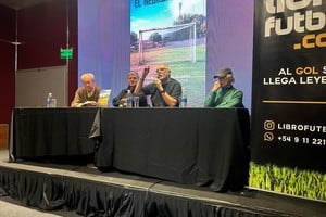 Rubén Rossi se dirige a la concurrencia en la Feria del Libro de Buenos Aires. Junto a él, Guillermo Blanco, Osvaldo Rinaldi y el profesor Signorini.