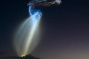 Un cohete de SpaceX deja una estela luminosa en el cielo de Cabo Cañaveral el 4 de marzo de 2026.