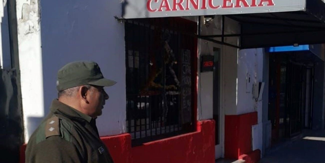 Allanaron una carnicería por abigeato y encontraron casi 200 “panes” de marihuana