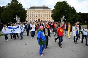 Personas apoyando a Israel, el apuntado por las críticas, el día de la segunda semifinal en Viena. Crédito: REUTERS/Elisabeth Mandl